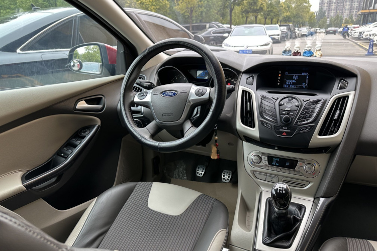 福特 福克斯 2012款 两厢 1.6L 手动风尚型中控内饰7001