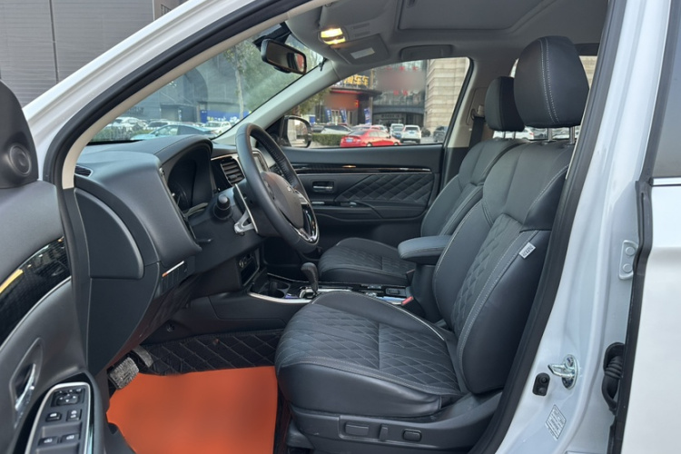 三菱 欧蓝德 2021款 2.4L 四驱致享版 7座中控内饰7003