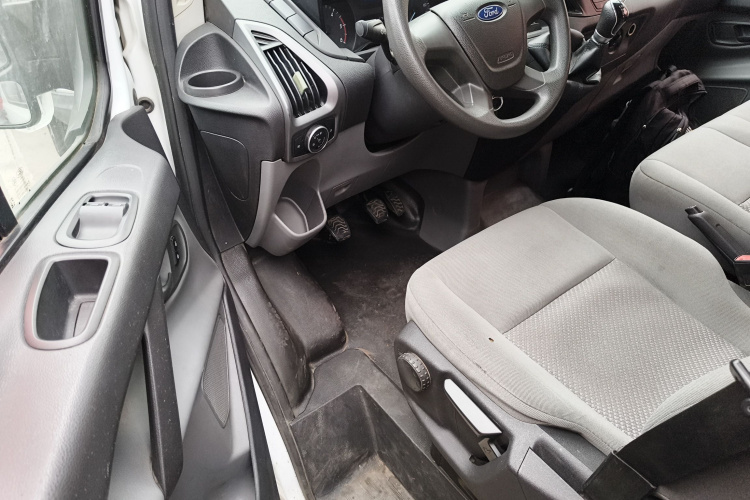 福特 全顺 2017款 2.0T柴油多功能商用车短轴中顶国V中控内饰7003