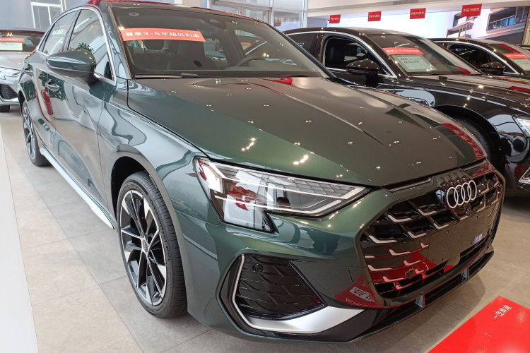 奥迪A3 2025款 A3L Limousine 35TFSI 飞驰尊享型车身外观3