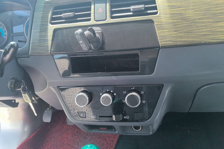 金杯 小海狮X30 2023款 1.5L 超享型客车5/6/7座无空调版SWC15M中控内饰7005