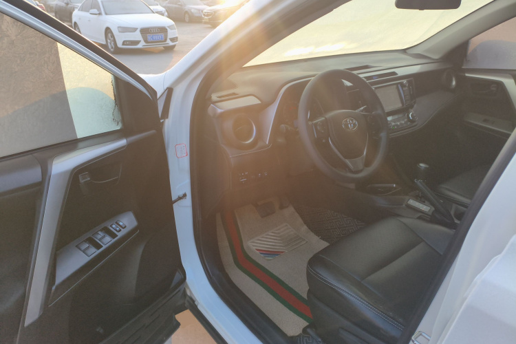 丰田 RAV4荣放 2016款 2.0L CVT两驱风尚版 国V中控内饰20