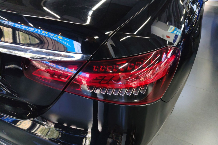 奔驰E级 2023款 改款 E 260 L车身外观9