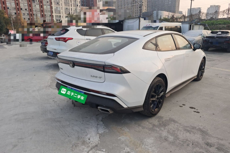 长安UNI-V 2024款 1.5T 尊贵型车身外观7