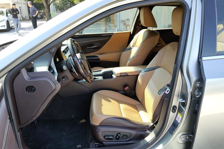 雷克萨斯ES 2018款 200 豪华版 国V中控内饰19