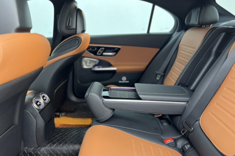 奔驰C级 2023款 改款 C 260 L 皓夜运动版中控内饰7007