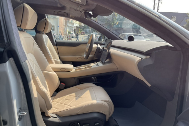 蔚来ET7 2022款 100kWh 首发版中控内饰7010