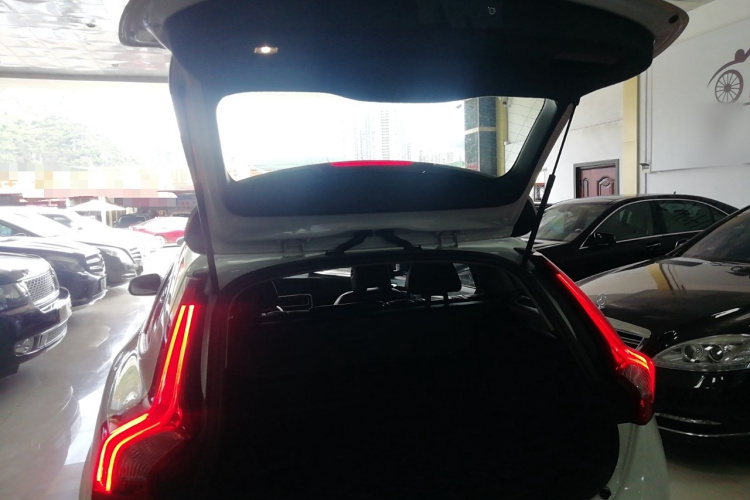 沃尔沃V60 2014款 T5 智逸版机舱底盘23