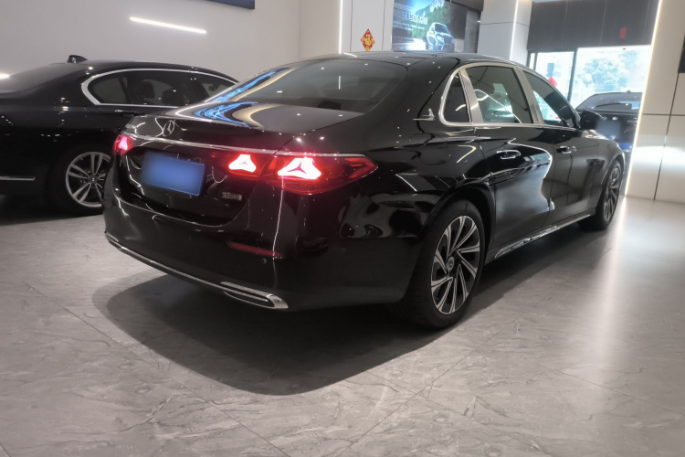 奔驰E级 2025款 E 300 L 豪华型车身外观7