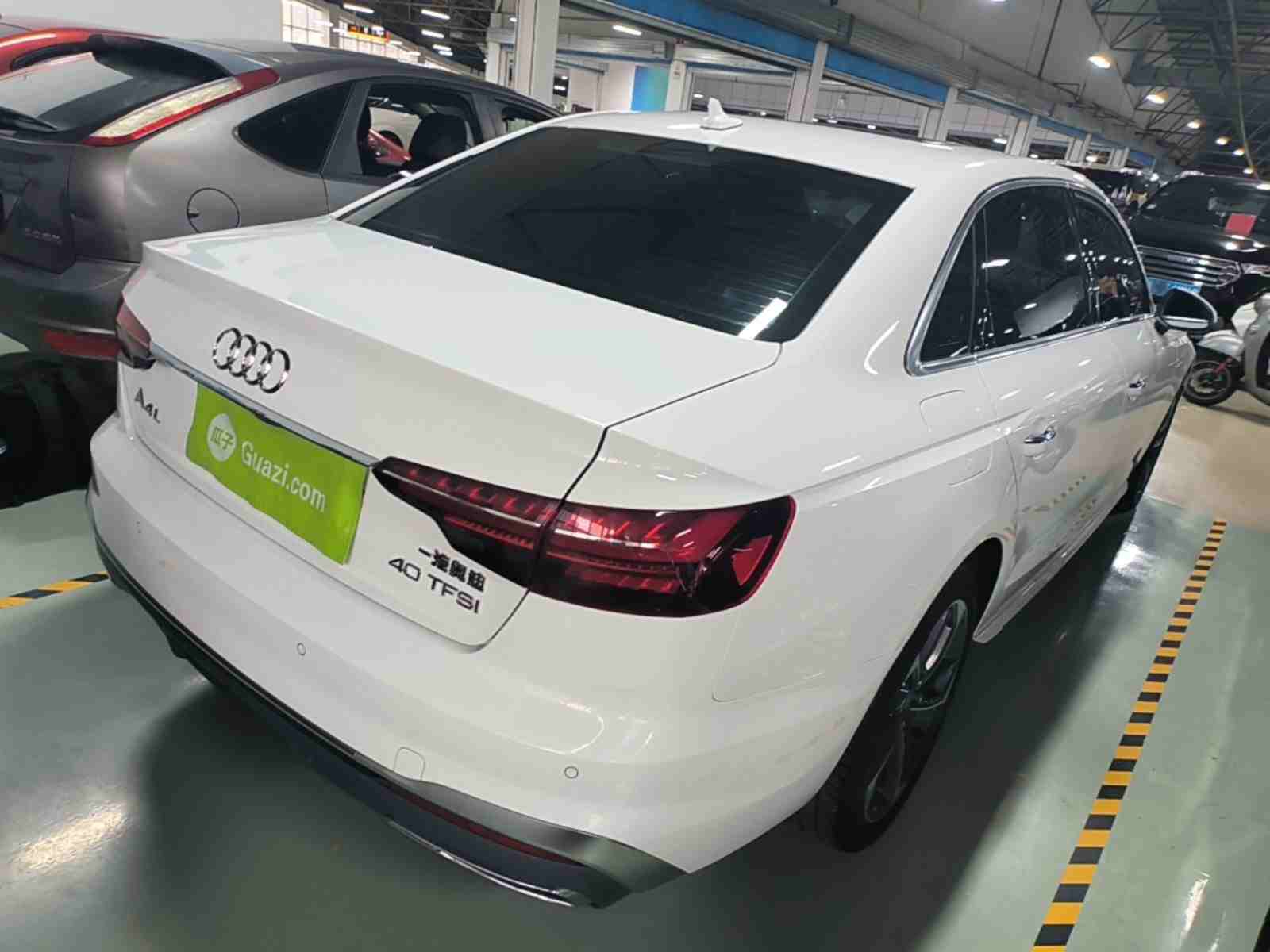 车辆右后45度外观展示
