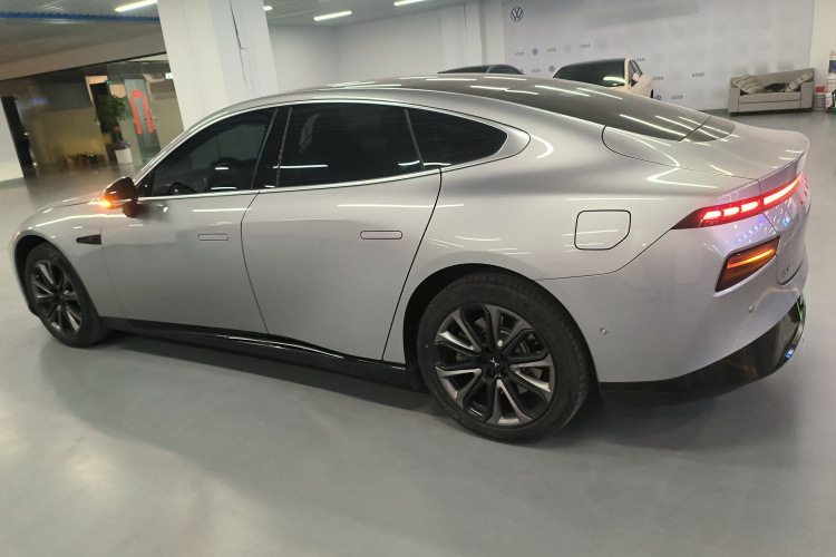 小鹏P7 2022款 480E车身外观4