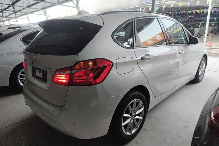 宝马2系旅行车 2016款 218i 时尚型车身外观7