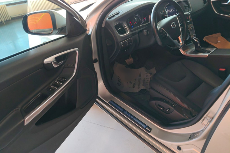 沃尔沃S60 2019款 S60L T3 智进版中控内饰20