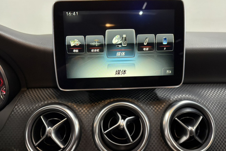 奔驰A级(进口) 2016款 A 200 时尚型中控内饰7013