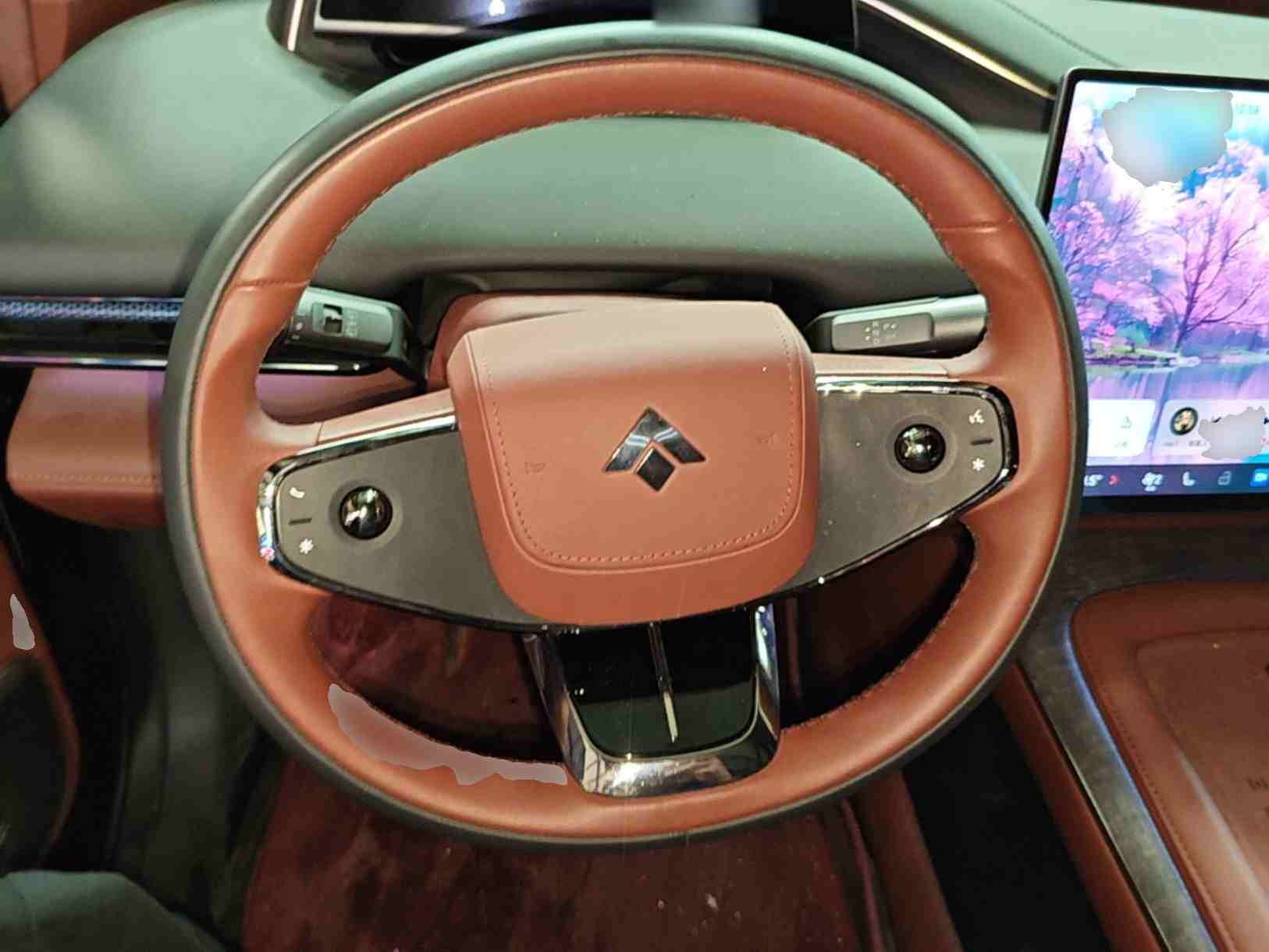 车辆方向盘及中控台实拍