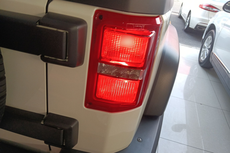 北京越野 北京BJ40 2016款 40L 2.3T 自动四驱尊享版车身外观9