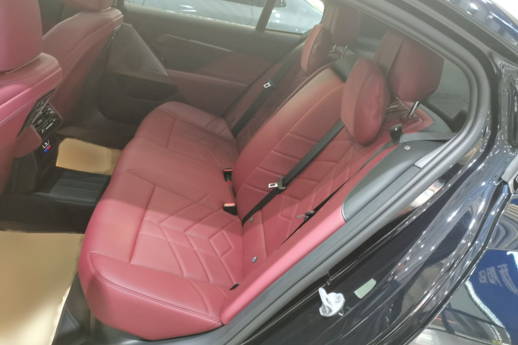 宝马5系 2025款 530Li 领先型 M运动套装中控内饰7004