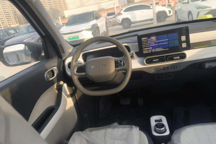 吉利银河 2025款 210km 熊猫骑士中控内饰13