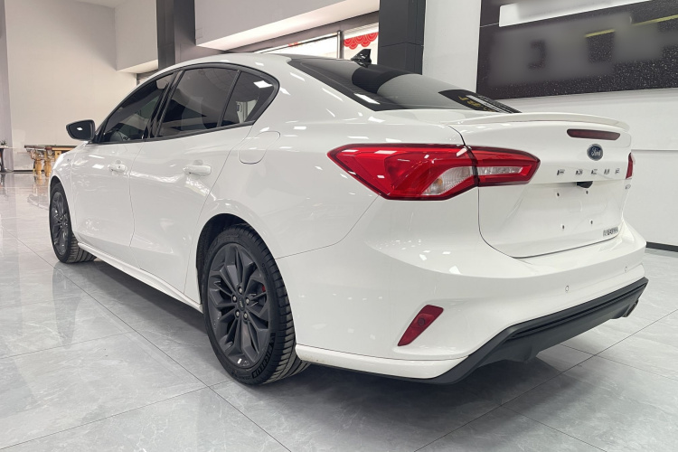 福特 福克斯 2022款 三厢 EcoBoost 180 自动ST Line车身外观6009