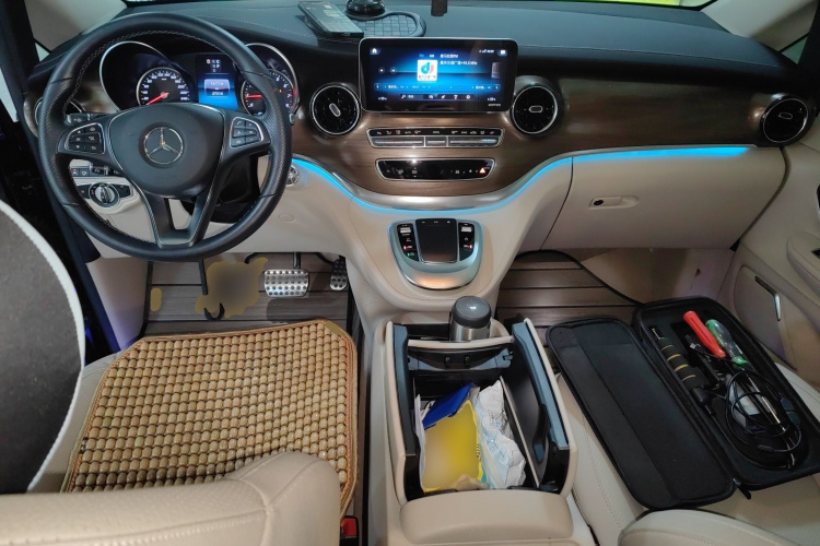 奔驰V级 2020款 V 260 L 长轴距豪华版中控内饰12
