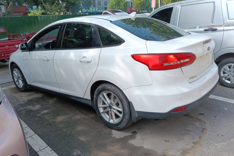 福特 福克斯 2017款 三厢 1.6L 自动风尚型智行版车身外观4