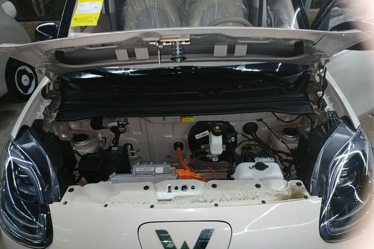 五菱汽车 宏光MINIEV 2025款 四门版 臻享+款机舱底盘24