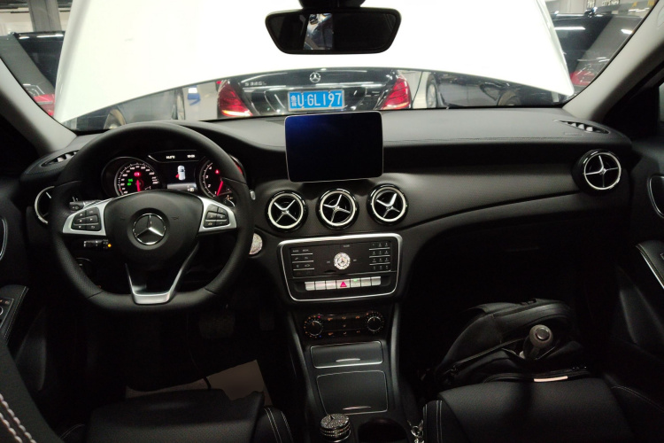 奔驰GLA 2019款 GLA 200 时尚型中控内饰12