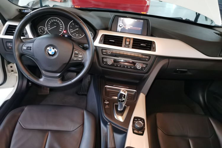 宝马3系 2014款 320i 时尚型中控内饰7002