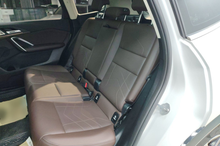 宝马iX1 2023款 xDrive30L X设计套装中控内饰21