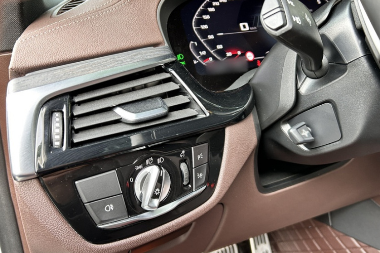 宝马5系 2022款 改款 530Li xDrive M运动套装中控内饰7011