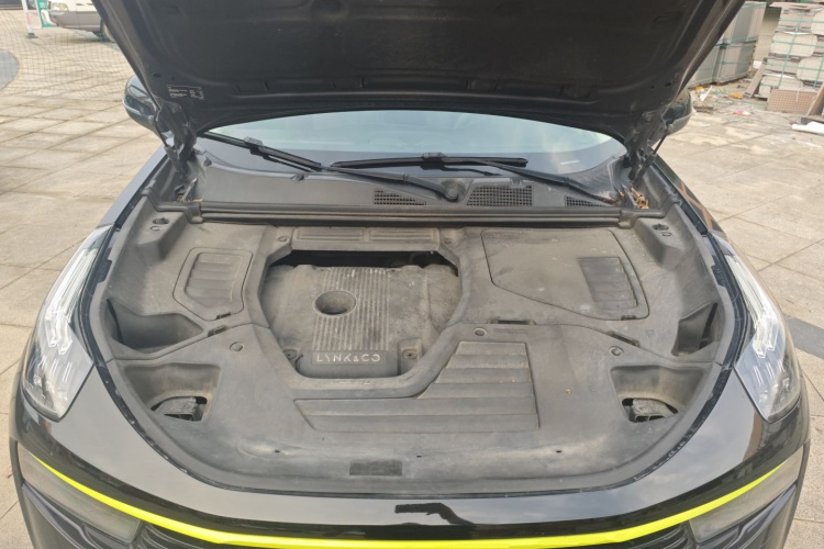 领克01 2017款 2.0T 两驱型Pro版机舱底盘24