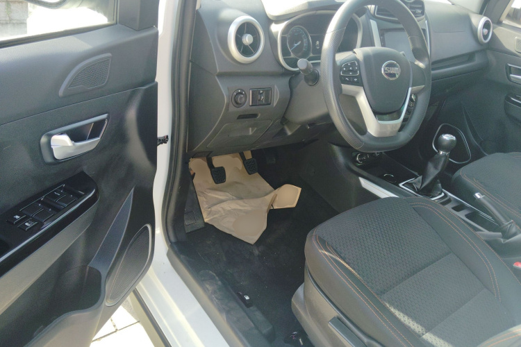 SWM斯威汽车 SWM斯威X3 2020款 1.5L 手动超值型 7座中控内饰20