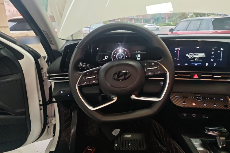 现代 伊兰特 2022款 1.5L CVT LUX尊贵版局部细节13