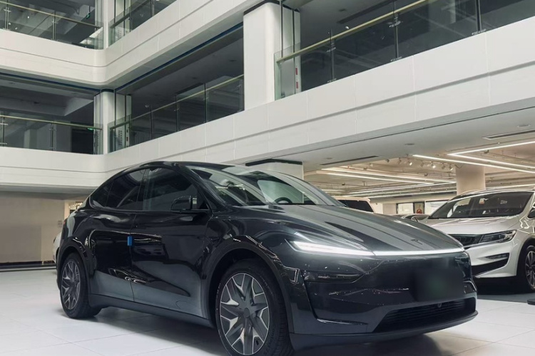 特斯拉 Model Y L 2025款 长续航全轮驱动版车身外观6001