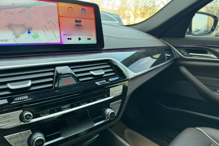 宝马5系 2022款 改款二 525Li M运动套装中控内饰7002