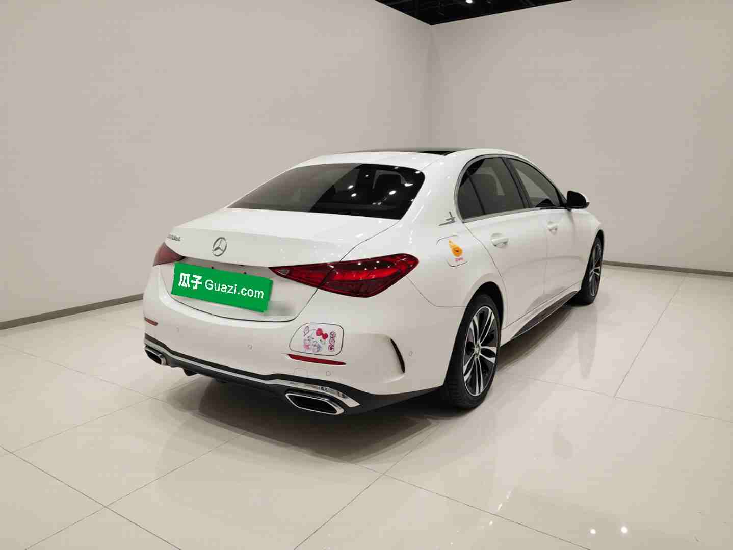车辆右后45度外观展示
