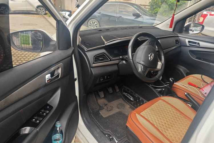 长安凯程 长安欧尚A600 2016款 1.5L 手动豪华型7座中控内饰20