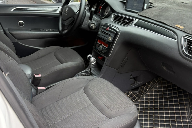 标致308 2014款 乐享版 经典 1.6L 自动风尚型中控内饰7005