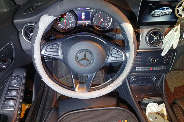 奔驰CLA 2019款 CLA 200 时尚型中控内饰13