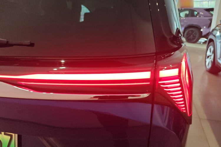 别克GL8新能源 2024款  陆尊 奢享版 7座车身外观9