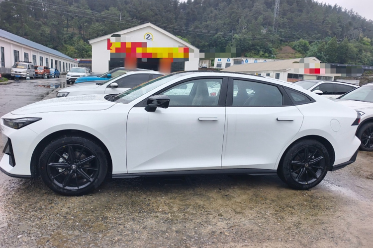 长安UNI-V 2025款 1.5T 500Bar高能版车身外观6003