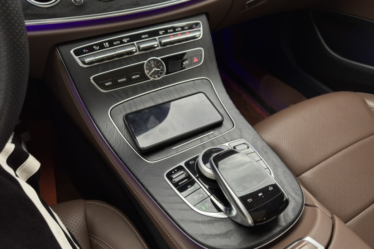 奔驰E级 2017款 E 300 L 运动豪华型中控内饰7007