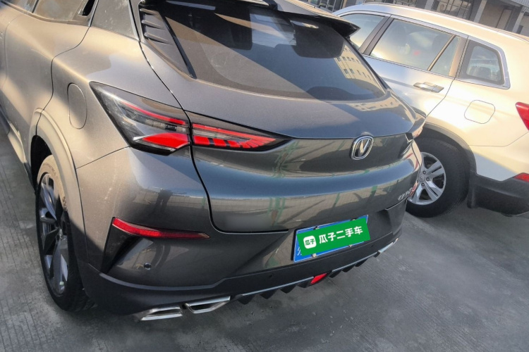 长安UNI-T 2020款 1.5T 尊贵型车身外观6