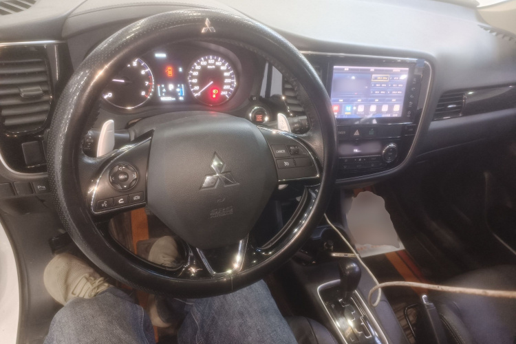 三菱 欧蓝德 2016款 2.4L 四驱精英版 5座中控内饰7002