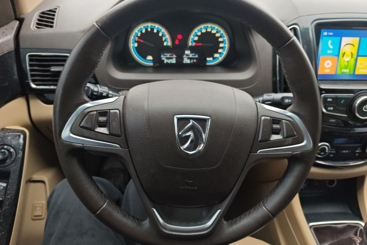 宝骏730 2014款 1.5L 手动豪华型 7座中控内饰13