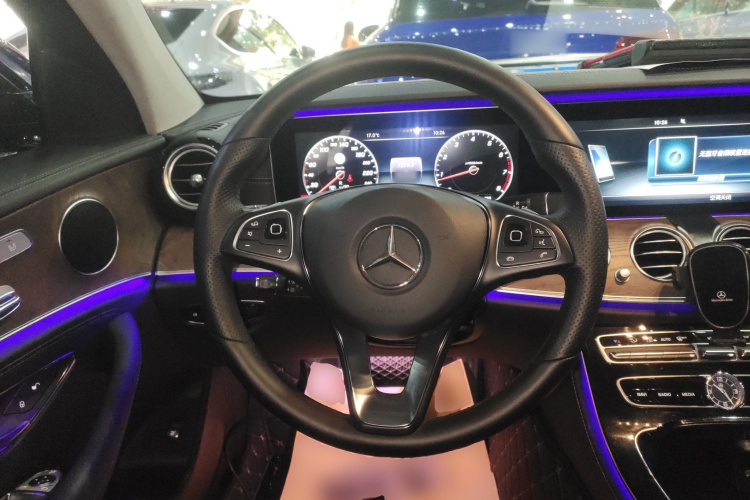 奔驰E级 2016款 E 300 L 时尚型中控内饰13