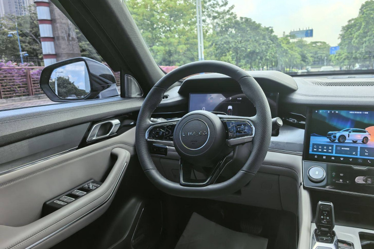 领克09 EM-P 2023款 2.0TD EM-P 远航版PM 七座中控内饰7005