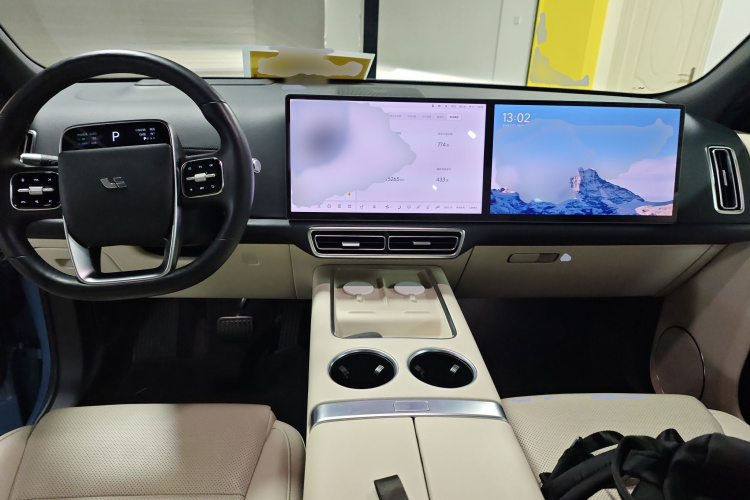 理想汽车 理想L8 2023款 Max中控内饰7002
