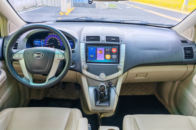 比亚迪S6 2014款 2.0L 手动豪华型 5座中控内饰7001