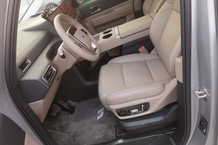 理想汽车 理想MEGA 2025款 Home 家庭特别版局部细节19